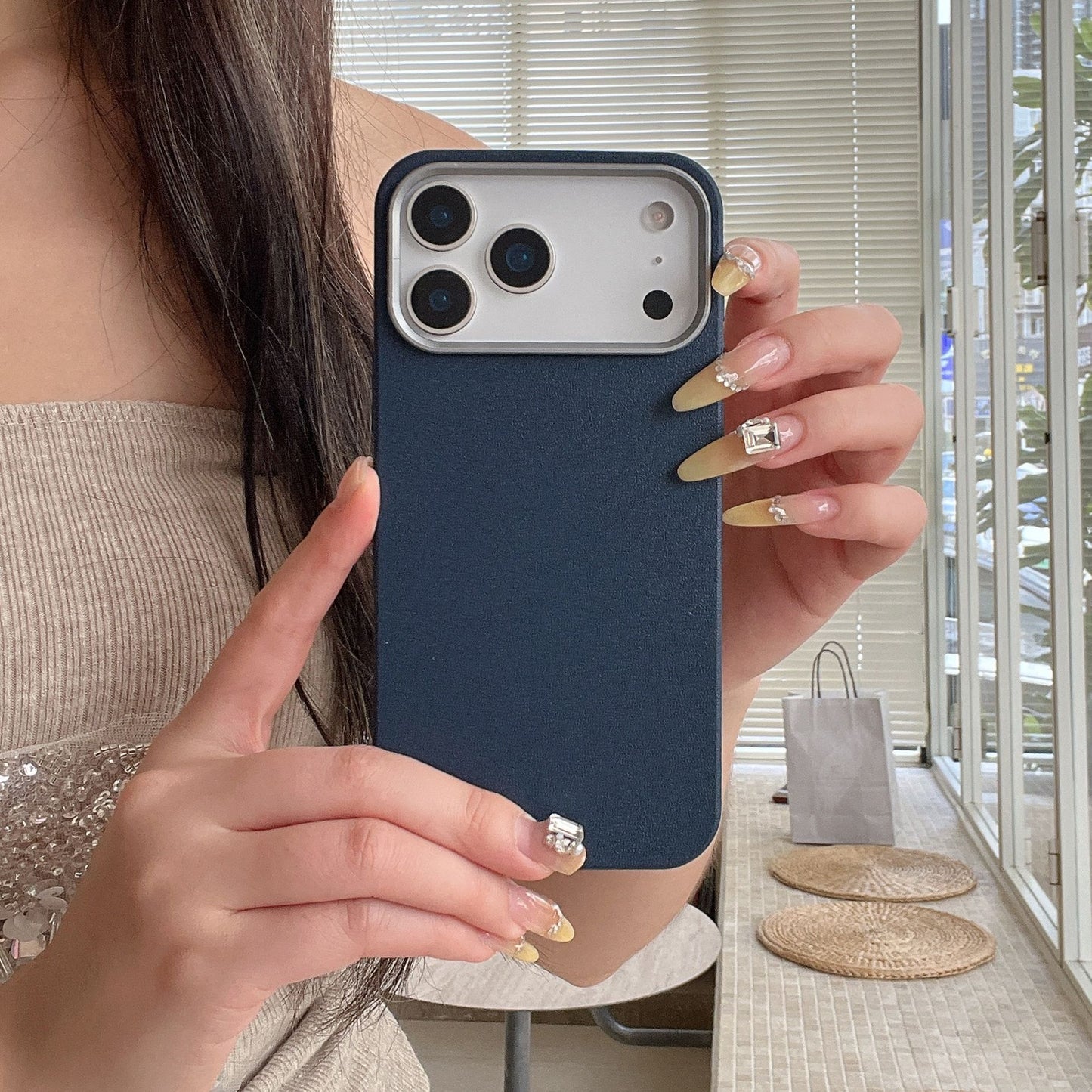 iPhone 16 15 14 Pro Max スマホケース 無地のシンプルなレザーの質感のソフトシリコン製携帯ケース