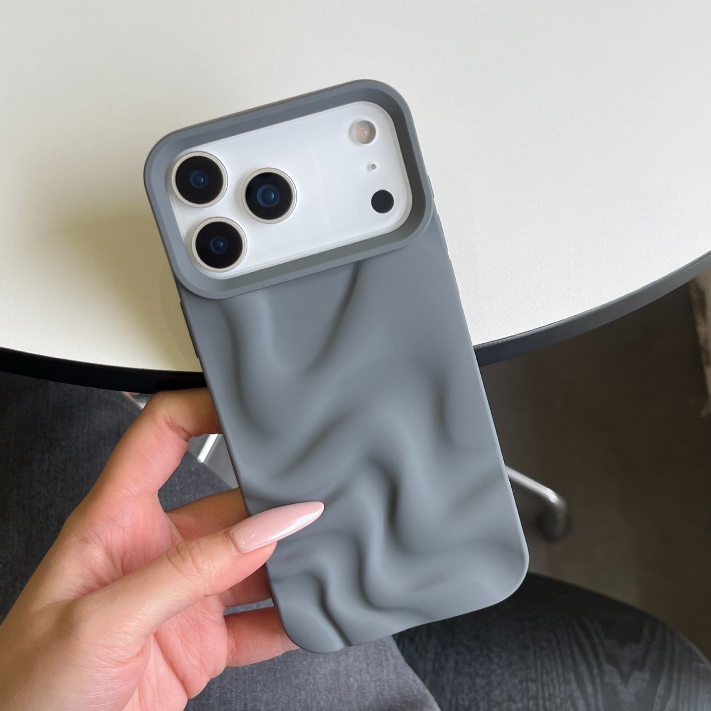 iPhone 17 16 15 Pro Max スマホケース つや消し肌に優しいソフトシェル不規則な立体波模様の携帯ケース