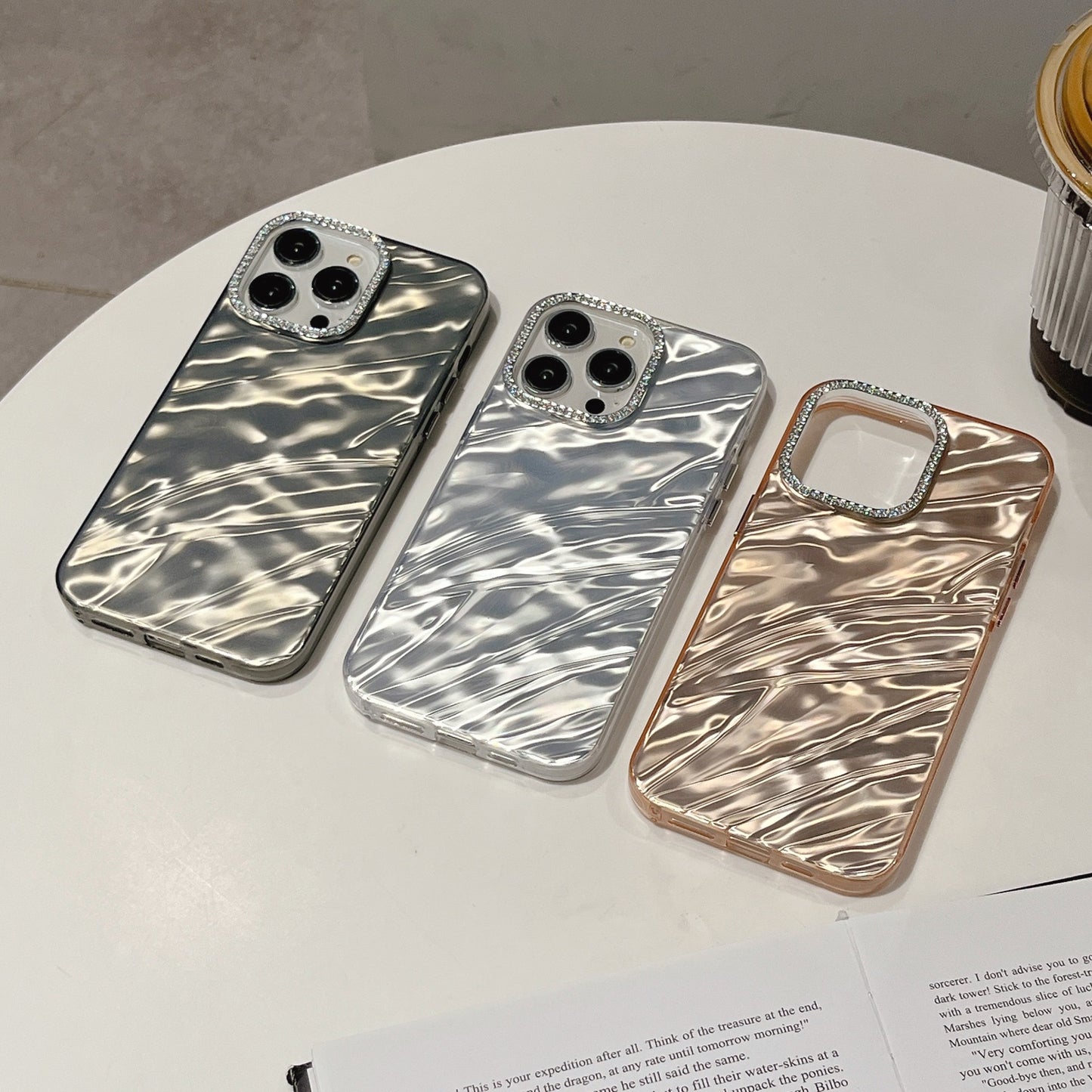 iPhone 17 Air 16 15 14 13 12 Pro Max スマホケース 高級ダイヤモンドレンズフレームプリーツテクスチャースマホケース
