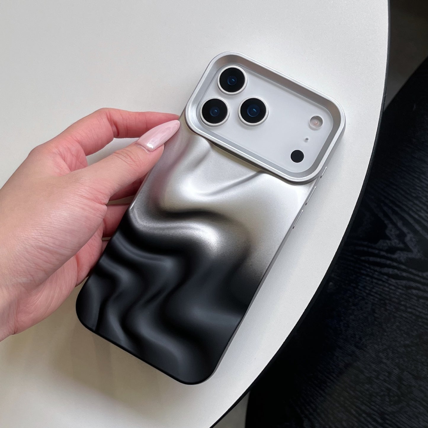 iPhone 17 16 15 14 13 Pro Max スマホケース グラデーショングレーの立体な水波テクスチャクリエイティブアートの携帯電話ケース