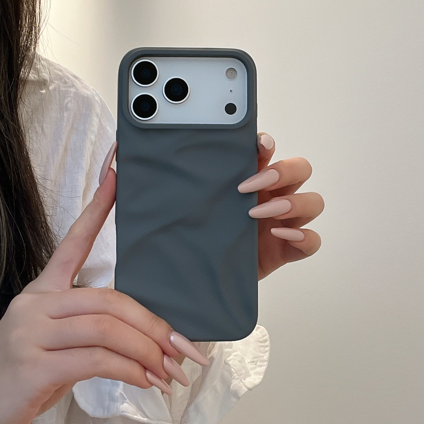 iPhone 17 Air 16 Pro Max スマホケース シンプルで肌に優しいつや消し立体プリーツテクスチャの携帯ケース