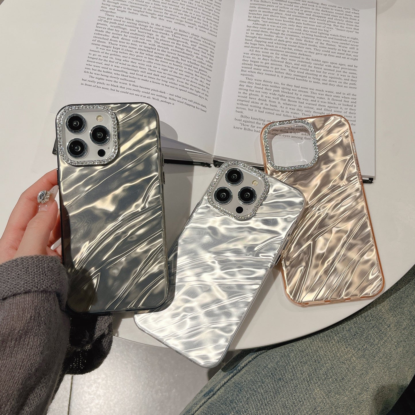 iPhone 17 Air 16 15 14 13 12 Pro Max スマホケース 高級ダイヤモンドレンズフレームプリーツテクスチャースマホケース