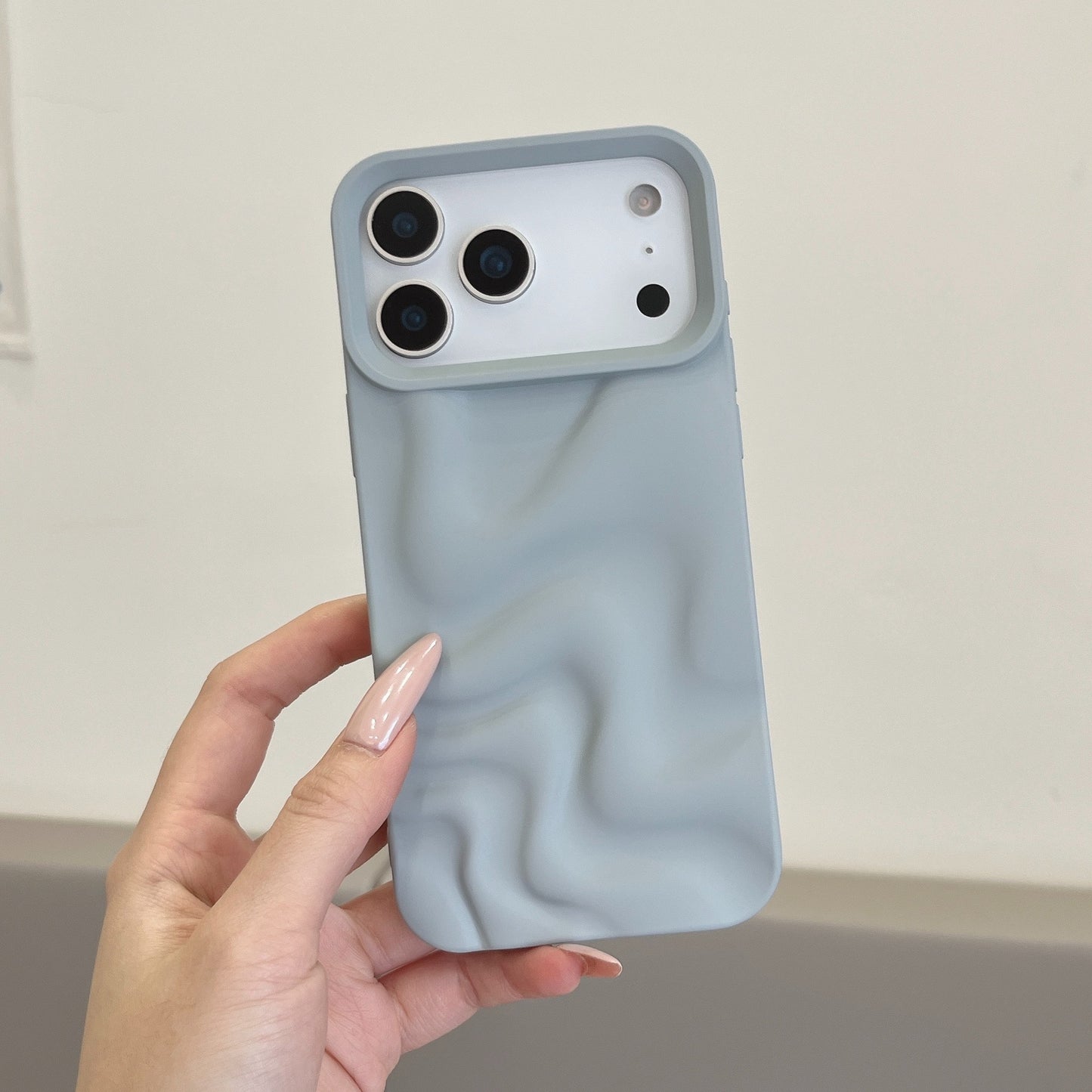 iPhone 17 16 15 Pro Max スマホケース つや消し肌に優しいソフトシェル不規則な立体波模様の携帯ケース