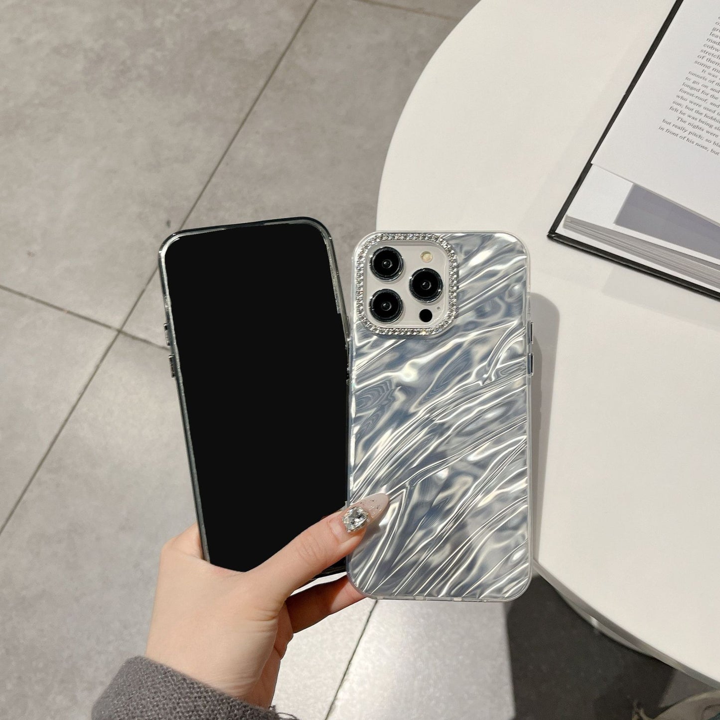 iPhone 17 Air 16 15 14 13 12 Pro Max スマホケース 高級ダイヤモンドレンズフレームプリーツテクスチャースマホケース