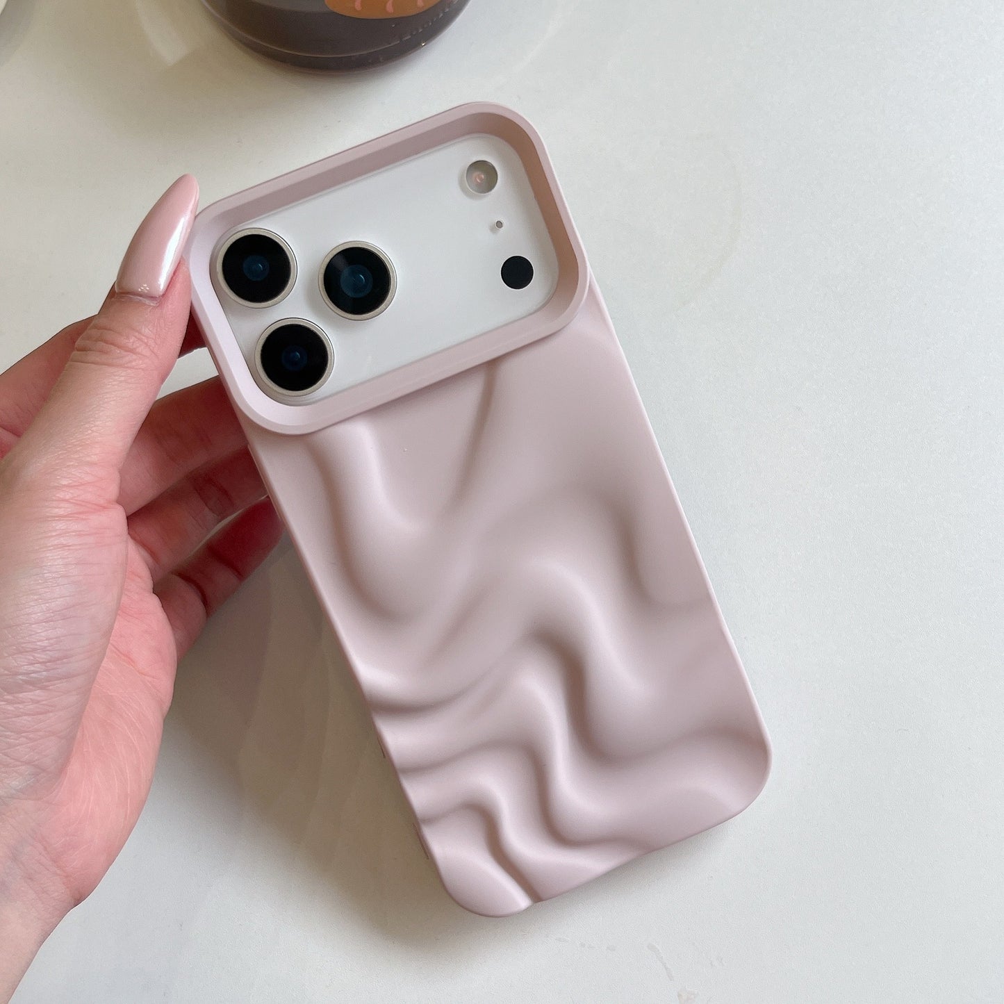 iPhone 17 16 15 Pro Max スマホケース つや消し肌に優しいソフトシェル不規則な立体波模様の携帯ケース