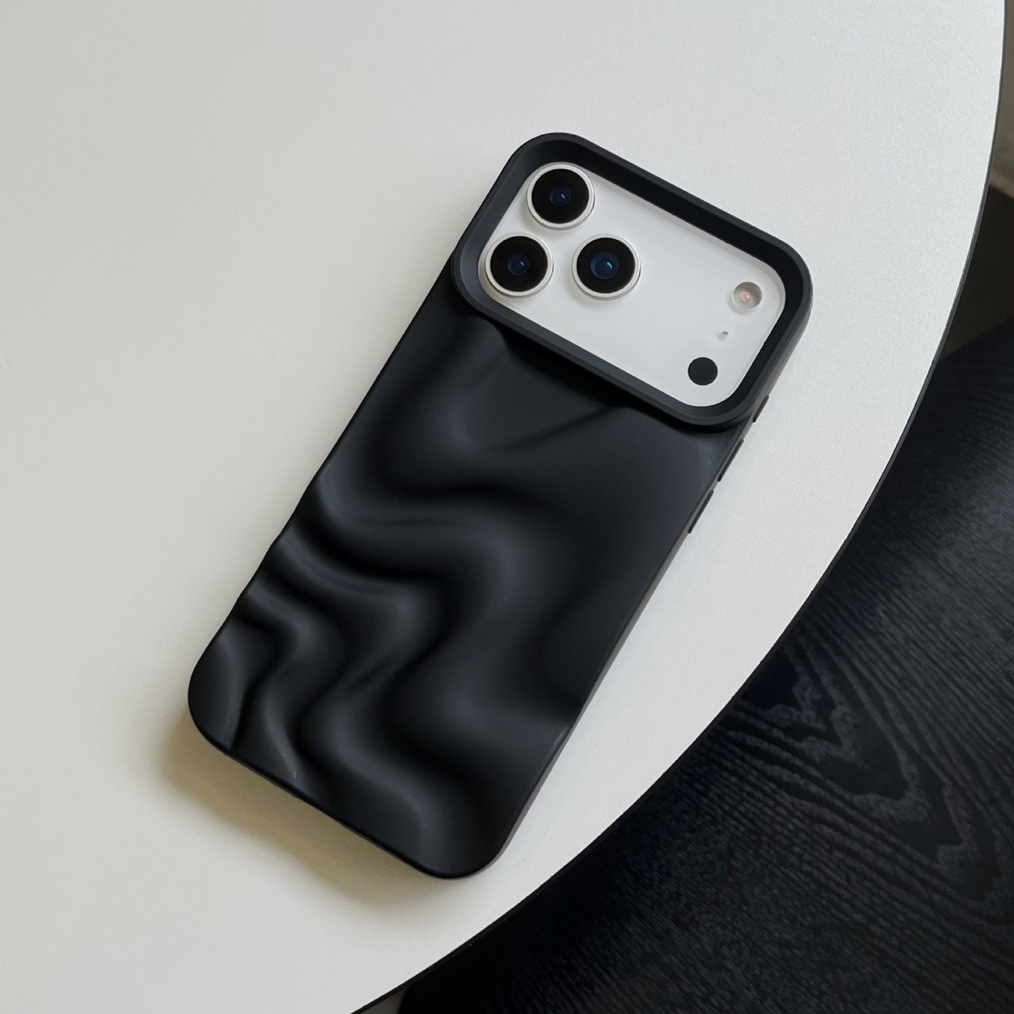 iPhone 17 16 15 Pro Max スマホケース つや消し肌に優しいソフトシェル不規則な立体波模様の携帯ケース