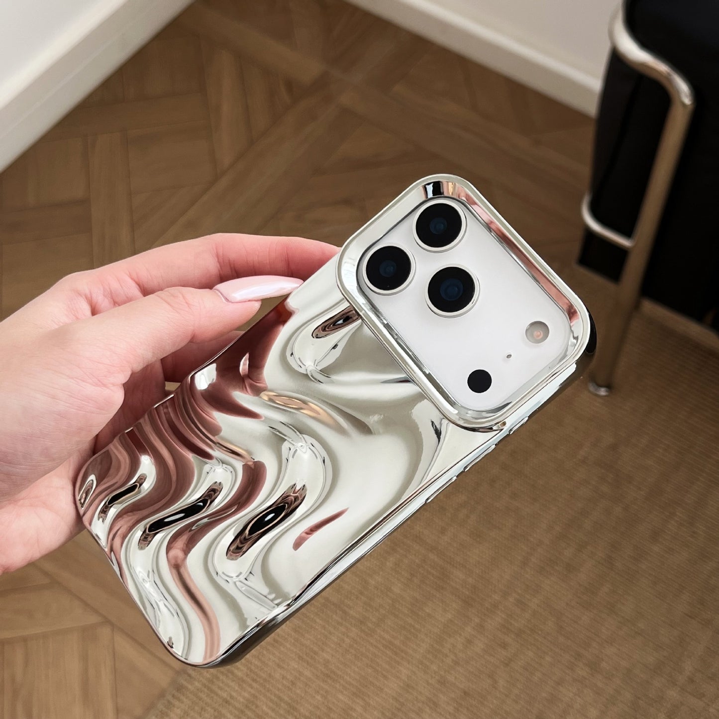 iPhone 17 16 15 14 13 Pro Max スマホケース 高級電気メッキシルバー立体水波模様携帯ケース