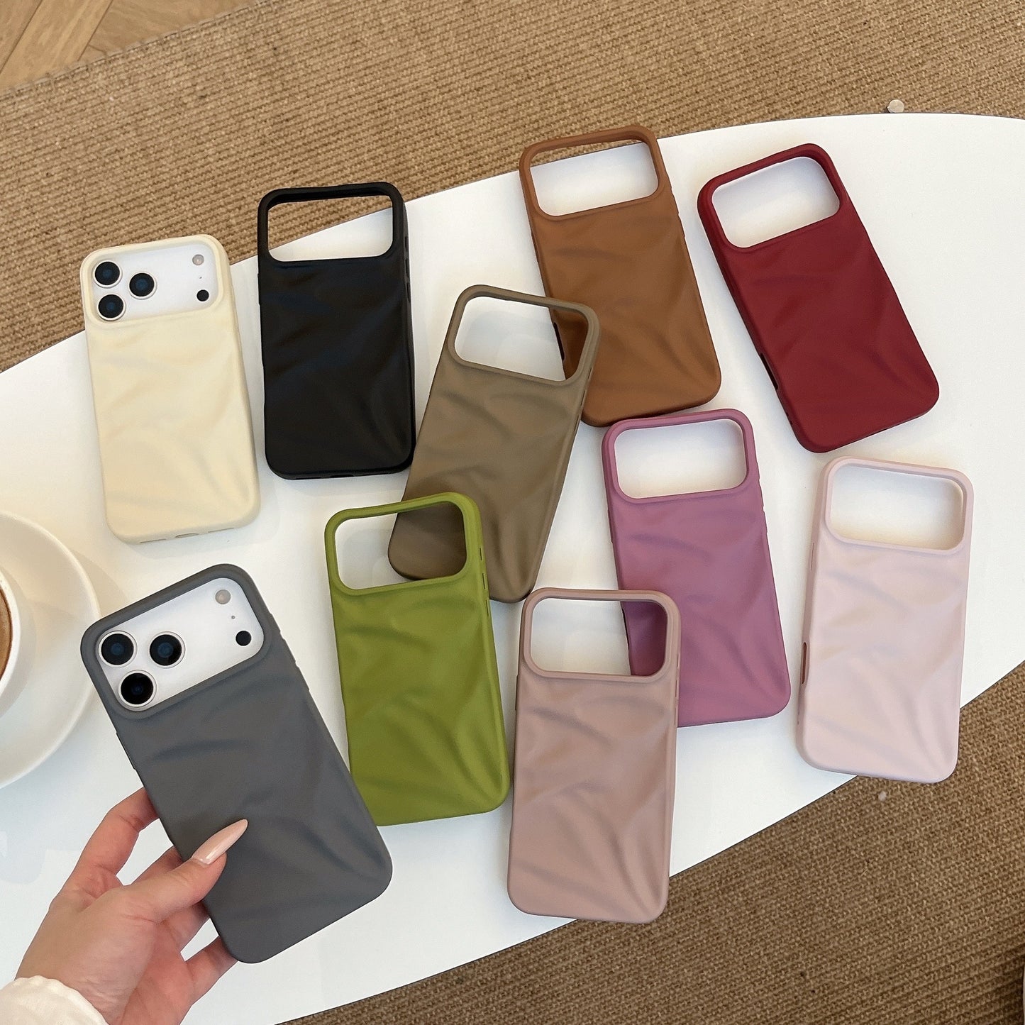 iPhone 17 Air 16 Pro Max スマホケース シンプルで肌に優しいつや消し立体プリーツテクスチャの携帯ケース