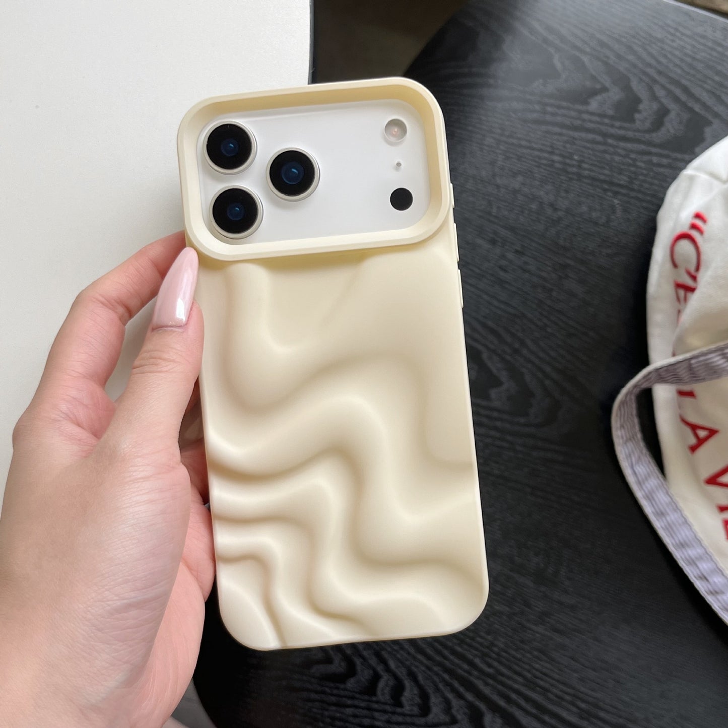 iPhone 17 16 15 Pro Max スマホケース つや消し肌に優しいソフトシェル不規則な立体波模様の携帯ケース
