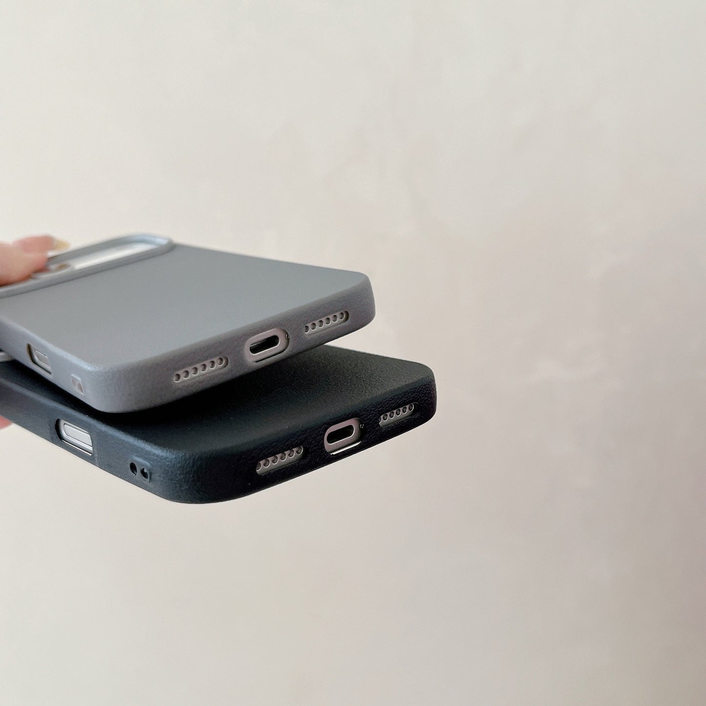 iPhone 16 15 14 Pro Max スマホケース 無地のシンプルなレザーの質感のソフトシリコン製携帯ケース