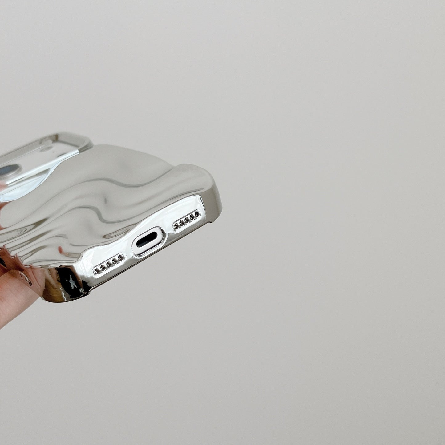 iPhone 17 16 15 14 13 Pro Max スマホケース 高級電気メッキシルバー立体水波模様携帯ケース