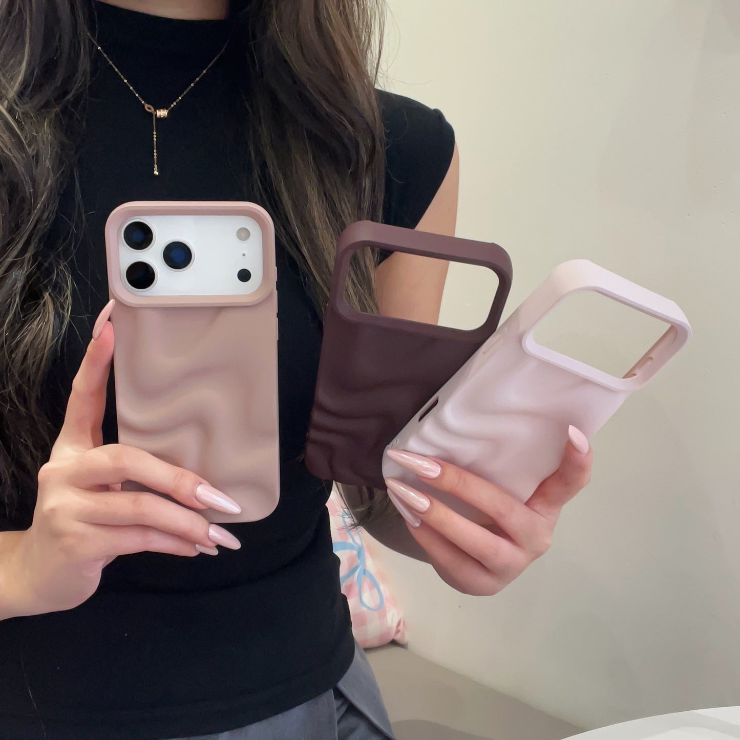 iPhone 17 16 15 Pro Max スマホケース つや消し肌に優しいソフトシェル不規則な立体波模様の携帯ケース
