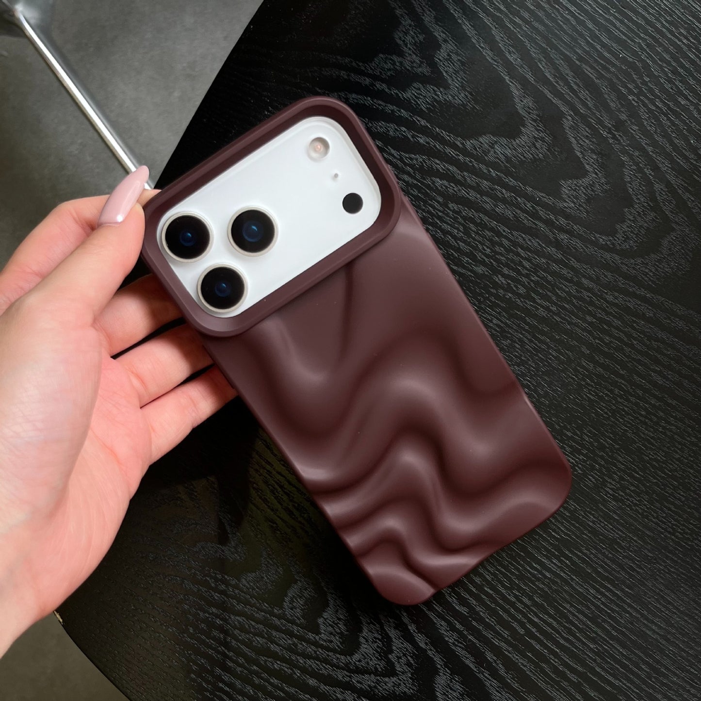 iPhone 17 16 15 Pro Max スマホケース つや消し肌に優しいソフトシェル不規則な立体波模様の携帯ケース
