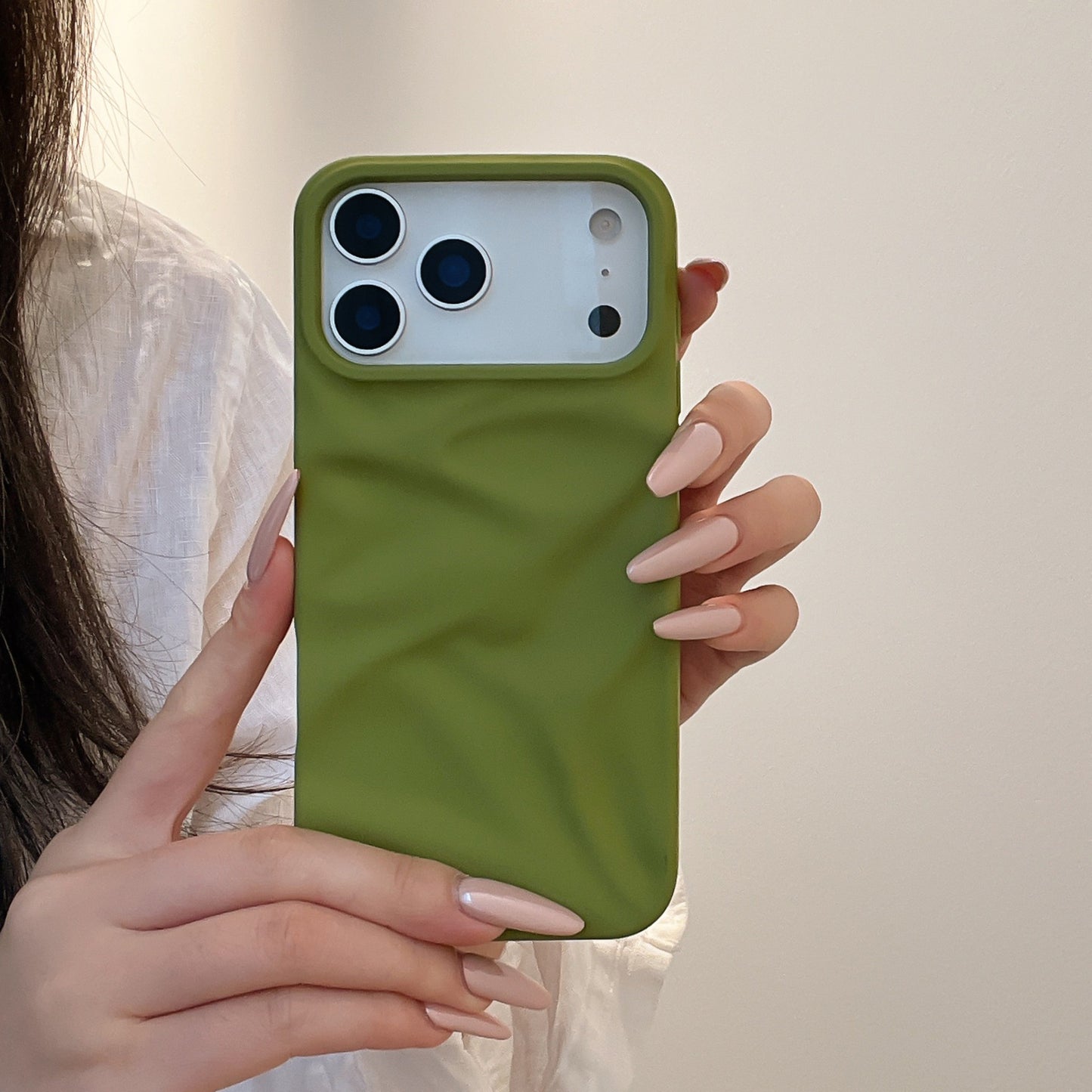 iPhone 17 Air 16 Pro Max スマホケース シンプルで肌に優しいつや消し立体プリーツテクスチャの携帯ケース