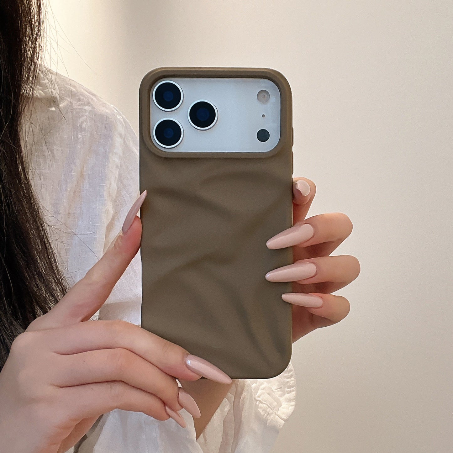 iPhone 17 Air 16 Pro Max スマホケース シンプルで肌に優しいつや消し立体プリーツテクスチャの携帯ケース