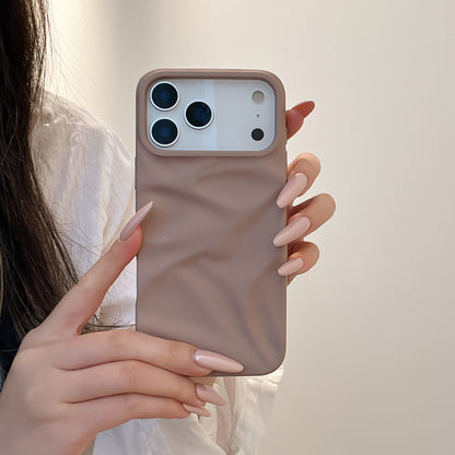 iPhone 17 Air 16 Pro Max スマホケース シンプルで肌に優しいつや消し立体プリーツテクスチャの携帯ケース