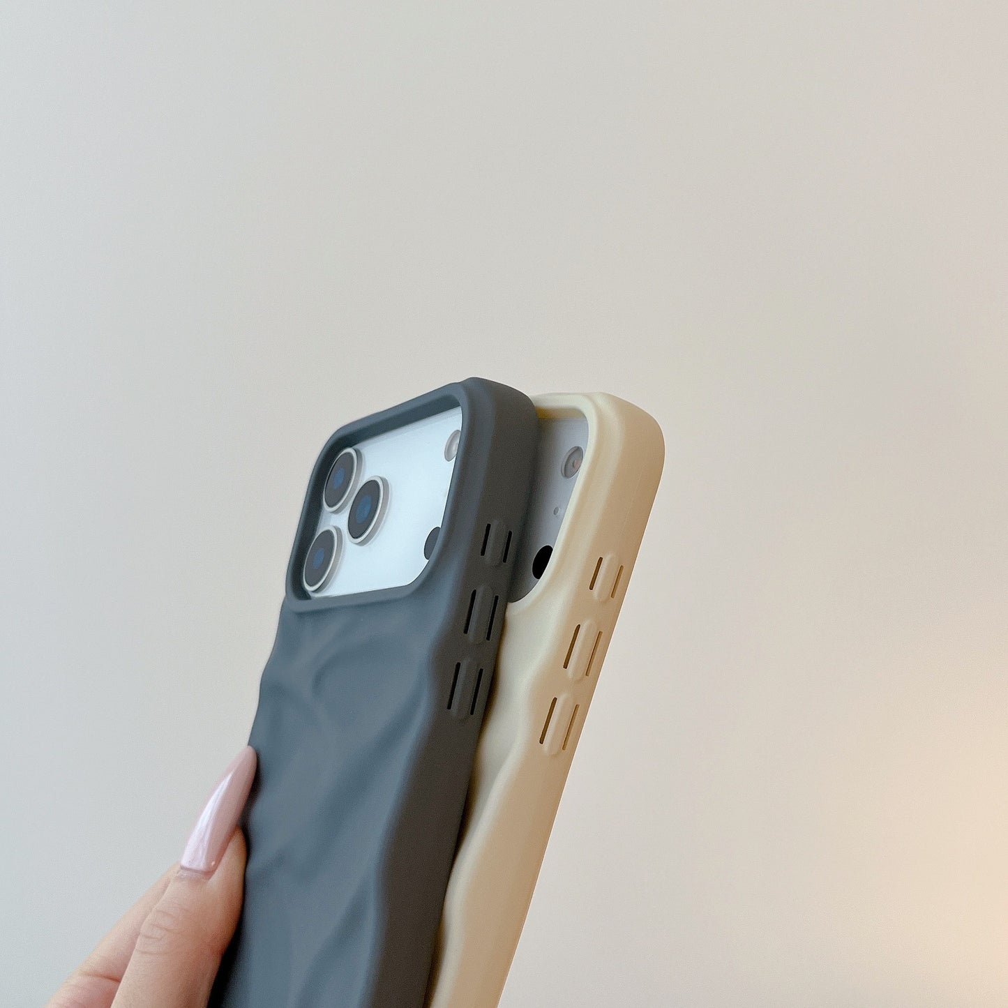 iPhone 17 Air 16 Pro Max スマホケース シンプルで肌に優しいつや消し立体プリーツテクスチャの携帯ケース